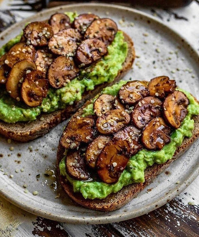 Toasts Grillés Champignons Avocats saupoudré d'Ail